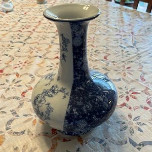 Blue and white vase. Beautiful. Looks new I’ve never used it
